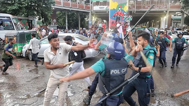 শাহবাগে জুলাই আন্দোলনের দুই পক্ষের সংঘর্ষ,পুলিশ হস্তক্ষেপে পরিস্থিতি স্বাভাবিক